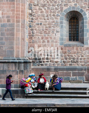 Nativo di cusco nel tempio di Koricancha, Cusco, Perù. Foto Stock