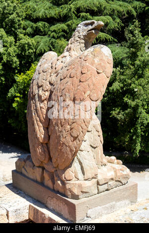 Colpo verticale di un vecchio eagle statua in un parco Foto Stock