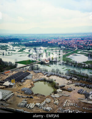 Vista aerea di allagamento del parco industriale e campi e villaggio Benfeld Alsace Francia Foto Stock