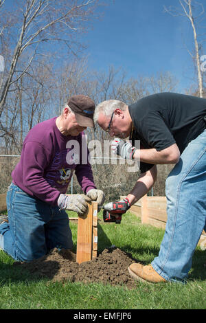 Rockford, Michigan - Volontari costruire letti in rilievo per un orto comunitario a motivo di un senior complesso di abitazioni. Foto Stock