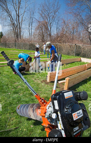 Rockford, Michigan - Volontari costruire letti in rilievo per un orto comunitario a motivo di un senior complesso di abitazioni. Foto Stock
