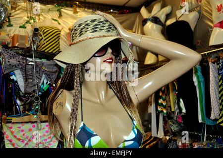 Bangkok, Thailandia: manichino indossando un cappello di paglia e occhiali da sole di grandi dimensioni in una boutique di abbigliamento al mercato Chatuchak Foto Stock