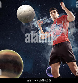 Il calcio o il giocatore di calcio sul campo nella parte anteriore dello spazio Foto Stock