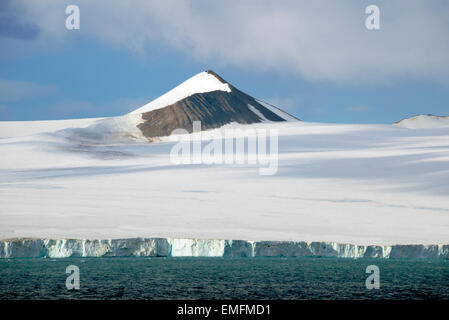Nevato vetta conica Antartico peninsulare Foto Stock