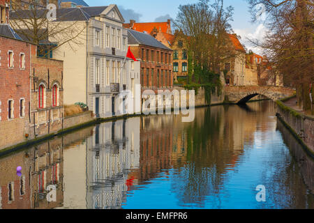 Canale verde e ponte a Bruges, Belgio Foto Stock