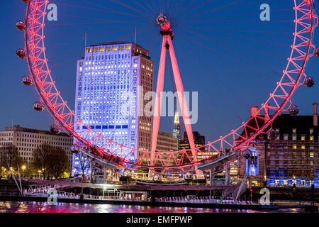 Il London Eye e il fiume Tamigi con alberi di notte London REGNO UNITO Foto Stock