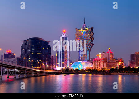 Macao, Macau S.A.R - Novembre 16,2014: Notte dello Skyline di Macao, inclusi i casinò come il Grand Lisboa e Wynn. Il gioco d'azzardo in M Foto Stock