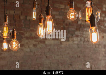 Antiquariato decorativi in stile edison lampadine contro un muro di mattoni sfondo Foto Stock