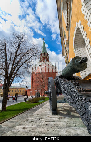 Il cannone sul display nella parte anteriore del arsenale del Cremlino a Mosca, Russia Foto Stock