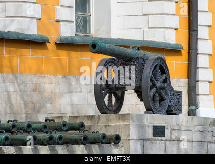 Il cannone sul display nella parte anteriore del arsenale del Cremlino a Mosca, Russia Foto Stock