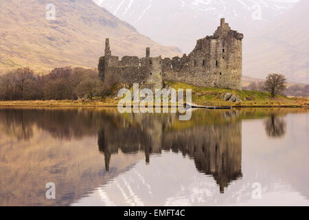 Kilchurn Castle riflette perfettamente nel lago - Scozia Foto Stock