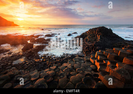 Glorioso tramonto al Giant's Causeway, Co. Antrim, Irlanda del Nord, Regno Unito, Foto Stock