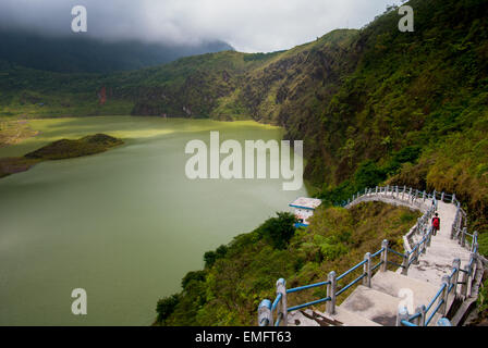 Il cratere del lago del monte Galunggung vulcano, West Java, Indonesia. Foto Stock