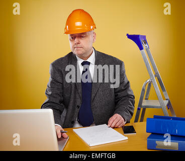 Lavoro ingegnere maschio in ufficio egli indossa una camicia bianca e cravatta e rivestire, capo egli indossa una veste arancione elmetto Foto Stock