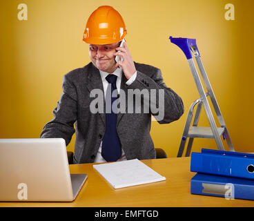 Lavoro ingegnere maschio in ufficio egli indossa una camicia bianca e cravatta e rivestire, capo egli indossa una veste arancione elmetto Foto Stock