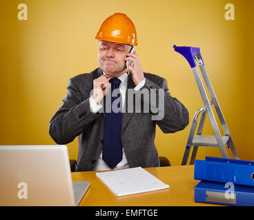 Lavoro ingegnere maschio in ufficio egli indossa una camicia bianca e cravatta e rivestire, capo egli indossa una veste arancione elmetto Foto Stock