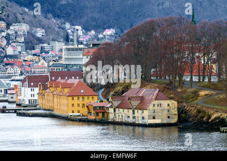 Vecchia proprietà di legno sul lungomare Bergen, Norvegia Foto Stock