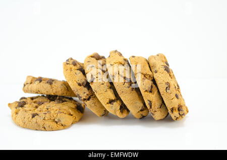 I biscotti al cioccolato impilate le une accanto alle altre isolato Foto Stock