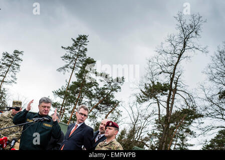 Lviv, Ucraina. Xx Apr, 2015. Petro Poroshenko, il presidente ucraino, parla durante la cerimonia di apertura dell'ucraino-US esercizio intrepido custode a livello internazionale di mantenimento della pace e centro sicurezza, Yavoriv, regione di Lviv, Ucraina. Foto di © Oleksandr Rupeta/Alamy Live News Credito: Oleksandr Rupeta/Alamy Live News Foto Stock