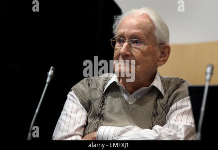 Lueneburg, Germania. Xxi Aprile, 2015. Convenuta Oskar Groening prende il suo posto in aula in Lueneburg, Germania, 21 aprile 2015. 70 anni dopo il crollo del regime nazista, 93-enne ex SS stati Oskar Groening saranno portati in giudizio. L' uomo è accusato di agire come un accessorio per omicidio in almeno 300000 casi. Credito: dpa picture alliance/Alamy Live News Foto Stock