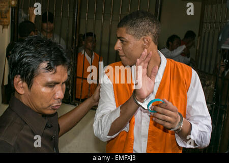 Bali, Indonesia. Xxi Aprile, 2015. Cittadino statunitense Tommy Schaefer passeggiate fuori della cella di contenimento prima del verdetto prova oltre l assassinio di sua madre, Sheila von Wiese Mack, a Denpasar corte distrettuale di Bali, Indonesia. Un cittadino americano giovane Heather Mack è stato condannato a 10 anni di carcere e il suo 21-anno-vecchio ragazzo Tommy Schaefer è stato condannato a 18 anni di carcere per omicidio caso oltre la sua madre Sheila von Wiese Mack su 12 Agosto 2014 in un hotel di lusso in Nusadua, Bali, dove i tre avevano soggiornato. Credito: Johannes Christo/Alamy Live News Foto Stock