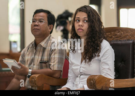 Bali, Indonesia. Xxi Aprile, 2015. Cittadino statunitense Heather Louis Mack ascoltare giudice durante il suo verdetto prova oltre l assassinio di sua madre, Sheila von Wiese Mack, a Denpasar corte distrettuale di Bali, Indonesia. Un cittadino americano giovane Heather Mack è stato condannato a 10 anni di carcere e il suo 21-anno-vecchio ragazzo Tommy Schaefer è stato condannato a 18 anni di carcere per omicidio caso oltre la sua madre Sheila von Wiese Mack su 12 Agosto 2014 in un hotel di lusso in Nusadua, Bali, dove i tre avevano soggiornato. Credito: Johannes Christo/Alamy Live News Foto Stock