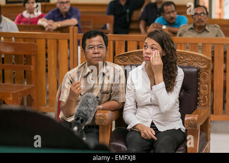 Bali, Indonesia. Xxi Aprile, 2015. Cittadino statunitense Heather Louis Mack reagisce come il giudice ha condannato il suo durante la prova oltre l assassinio di sua madre, Sheila von Wiese Mack, a Denpasar corte distrettuale di Bali, Indonesia. Un cittadino americano giovane Heather Mack è stato condannato a 10 anni di carcere e il suo 21-anno-vecchio ragazzo Tommy Schaefer è stato condannato a 18 anni di carcere per omicidio caso oltre la sua madre Sheila von Wiese Mack su 12 Agosto 2014 in un hotel di lusso in Nusadua, Bali, dove i tre avevano soggiornato. Credito: Johannes Christo/Alamy Live News Foto Stock