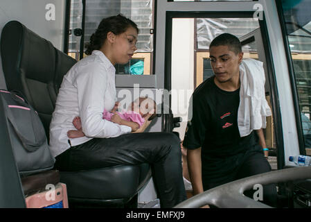 Bali, Indonesia. Xxi Aprile, 2015. Cittadino americano giovane Heather Louis Mack e il suo ragazzo amico Tommy Schaefer dentro il carcere bus dopo la loro condannato prova oltre l assassinio di sua madre, Sheila von Wiese Mack, a Denpasar corte distrettuale di Bali, Indonesia. Un cittadino americano giovane Heather Mack è stato condannato a 10 anni di carcere e il suo 21-anno-vecchio ragazzo Tommy Schaefer è stato condannato a 18 anni di carcere per omicidio caso oltre la sua madre Sheila von Wiese Mack su 12 Agosto 2014 in un hotel di lusso in Nusadua, Bali, dove i tre avevano soggiornato. Credito: Johannes Christo/Alamy Live News Foto Stock