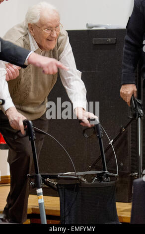 Lueneburg, Germania. Xxi Aprile, 2015. Convenuta Oskar Groening arriva in Aula in Lueneburg, Germania, 21 aprile 2015. 70 anni dopo il crollo del regime nazista, 93-enne ex SS stati Oskar Groening saranno portati in giudizio. L' uomo è accusato di agire come un accessorio per omicidio in almeno 300000 casi. Credito: dpa picture alliance/Alamy Live News Foto Stock