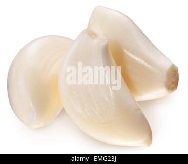 Spicchi di aglio sgusciati isolato su uno sfondo bianco. Foto Stock