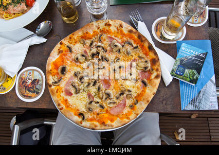 Prosciutto e funghi pizza e bevande, Cafe Bar Celona, Wuppertal, Renania settentrionale-Vestfalia, Germania Foto Stock