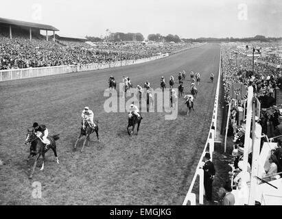 1965 Epsom Derby corsa di cavalli. Il traguardo della corsa francese con mare cavallo Bird II cavalcato da fantino Pat Glennon storming per una lunghezza di due vittoria precedendo di Meadow Court e dico in terza. 2 Giugno 1965. Foto Stock