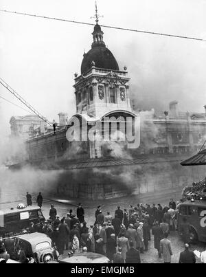 Il generale al di fuori della scena carne Smithfield Market. Due vigili del fuoco sono stati uccisi mentre affrontare un incendio nel seminterrato del mercato del pollame. Il fuoco che bruciava per tre giorni, è stato uno dei più difficili Londra Vigili del fuoco avevano affrontato poiché il Blitz. Stazione Fourt-Wells Officer e vigile del fuoco calza è morto dopo aver perso nelle cantine del mercato. La tragedia ha portato alla introduzione di apparecchi respiratori con maschera e bombole di ossigeno. 23 Gennaio 1958 Foto Stock