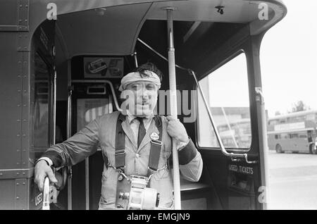 Un conduttore a Hanwell bus garage dei trasporti di Londra indossando un turbante mock per esprimere la protesta per il fatto che la religione sikh Tarsen Singh Sandhu è permesso di indossare il suo turbante durante la guida di un autobus. Il 2 luglio 1968. Foto Stock