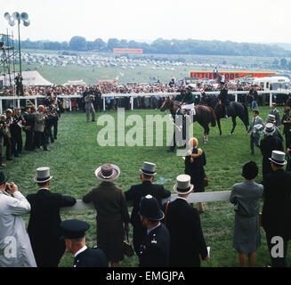 1965 Epsom Derby corsa di cavalli. Francese mare cavallo Bird II e jockey Pat Glennon dopo la loro vittoria. 2 Giugno 1965. Foto Stock