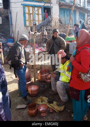 Villaggio Mercato di negoziazione di pesatura Acquistare Vendere Lukla Nepal Asia Foto Stock