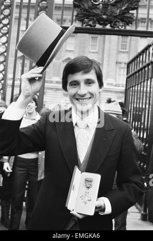 Atleta britannico Sebastian Coe raffigurato nella top hat e code a Buckingham Palace dopo aver ricevuto il suo MBE award. 9 febbraio 1982. Foto Stock