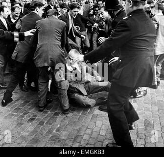 Grande folla riunita in Ridley Road E8 per dimostrare contro l ex leader fascista Sir Oswald Mosley e i membri del suo anti-semita Blackshirt gruppo che aveva previsto un rally in East End di Londra. Mosley e il suo anti-semita Blackshirt sono state assalite e punzonati a terra non appena il suo incontro aperto a Ridley Road, Dalston. La polizia ha chiuso la riunione entro i primi tre minuti e reso 54 arresti uno degli arrestati è stato Sir Oswald figlio di Max. Il 2 agosto 1962 la nostra immagine mostra: Sir Oswald Mosley essendo buttato a terra Foto Stock