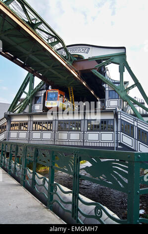 Treno in partenza Wertherbrucke Art Nouveau stazione sulla schwebebahn, sospesa dalla stazione ferroviaria, Wuppertal, Renania settentrionale-Vestfalia, Germania Foto Stock