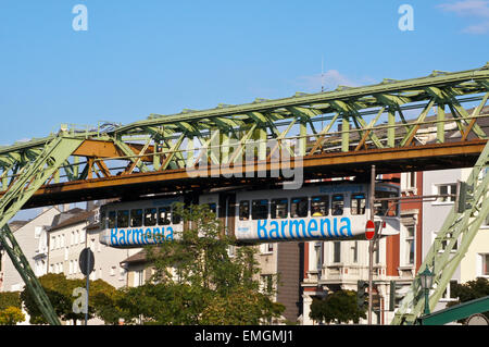 Treno articolato sulla schwebebahn, sospesa dalla stazione ferroviaria, Wuppertal, Renania settentrionale-Vestfalia, Germania Foto Stock