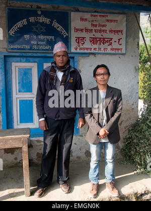 Scuola secondaria Capo Maestro e maestro Lukla Nepal Asia Foto Stock