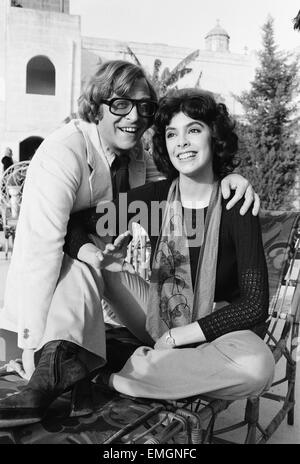 Attore Michael Caine con Nadia Cassini sul set del loro nuovo film pasta durante le riprese in Malta. Il 17 gennaio 1972. Foto Stock