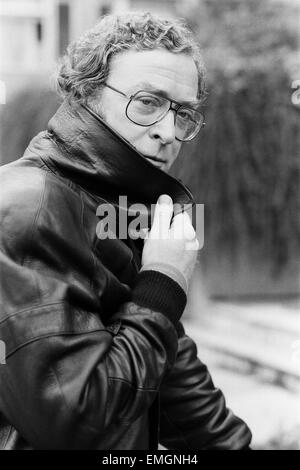 Attore Michael Caine pone indossa una giacca di pelle. 13 ottobre 1987. Foto Stock