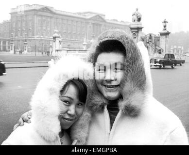 Eskimos Kitty Williams e il marito John sono state opportunamente con Buckingham Palace per essi erano venuti da Isola Baffin Canada settentrionale l'edificio più grande è una casa a due piani. 10 Novembre 1967 Foto Stock