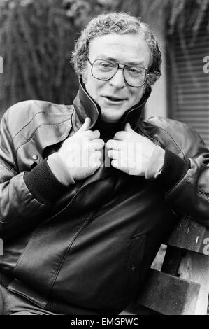 Attore Michael Caine pone indossa una giacca di pelle. 13 ottobre 1987. Foto Stock