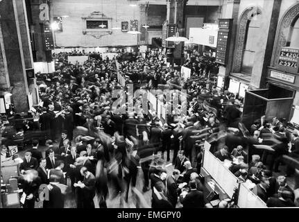 Occupato scene raffiguranti la folla dei commercianti in fretta al London Stock Exchange shorlty dopo l'apertura per il business, 21 novembre 1967. Foto Stock
