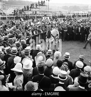 1965 Epsom Derby corsa di cavalli. Francese mare cavallo Bird II e jockey Pat Glennon led nel contenitore dei vincitori dopo la gara. 2 Giugno 1965. Foto Stock