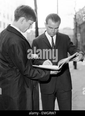 Australia in Inghilterra 1964. Capitano australiano Bobby Simpson segni un autografo al di fuori del suo hotel. Il 19 aprile 1964. Foto Stock