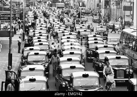 Piccadilly Circus si ferma come i tassisti londinesi stadio a guidare in dimostrazione circa la loro richiesta di un immediato aumento delle loro tariffe. 8 luglio 1975. Foto Stock