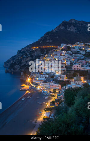 Vista serale lungo la Costiera Amalfitana della collina cittadina di Positano, Campania, Italia Foto Stock